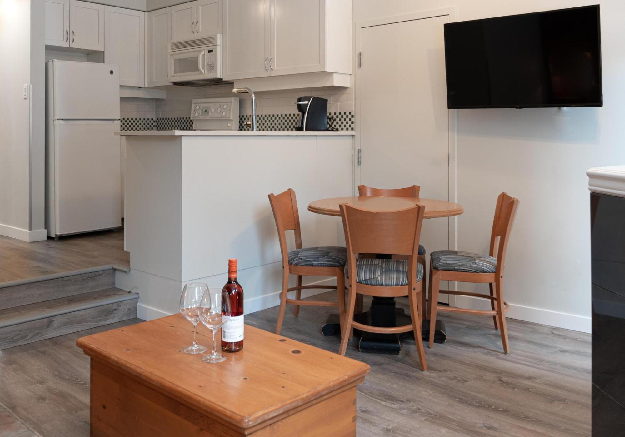 Alpenglow Lodge Family Studio With Murphy Bed By Mva Γουίστλερ Εξωτερικό φωτογραφία