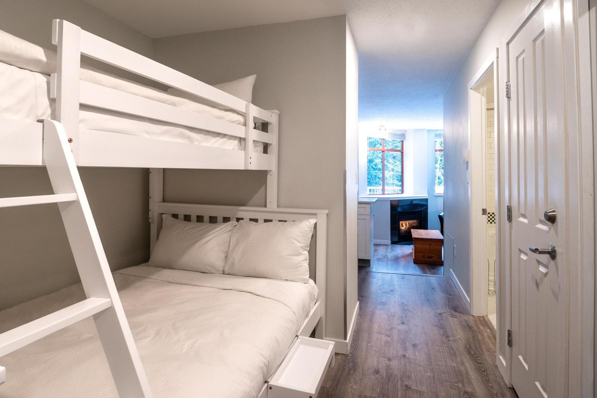 Alpenglow Lodge Family Studio With Murphy Bed By Mva Γουίστλερ Εξωτερικό φωτογραφία