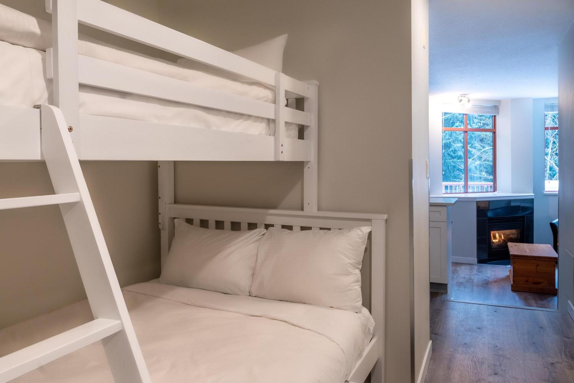 Alpenglow Lodge Family Studio With Murphy Bed By Mva Γουίστλερ Εξωτερικό φωτογραφία